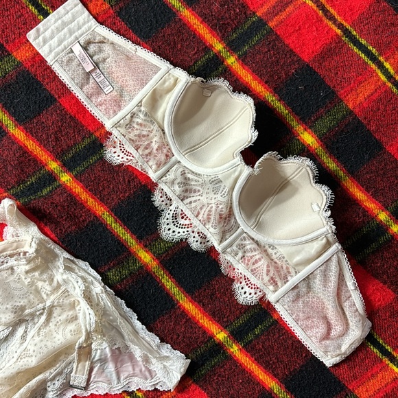 Victoria’s Secret M ivory bikini panty lace - Picture 4 of 9